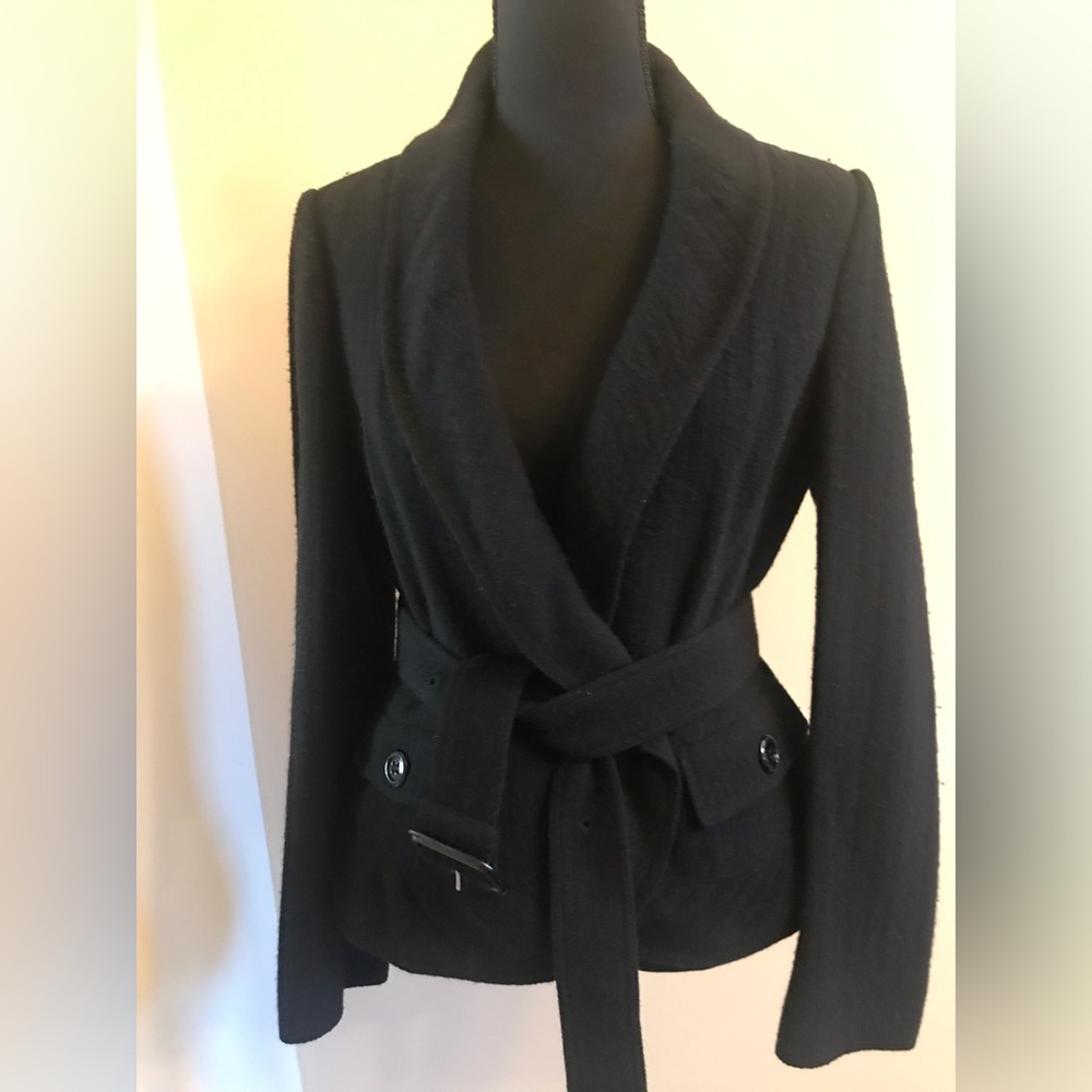 Burberry blazer with belt and rounded lapel, bottom with almost ruffle finish.